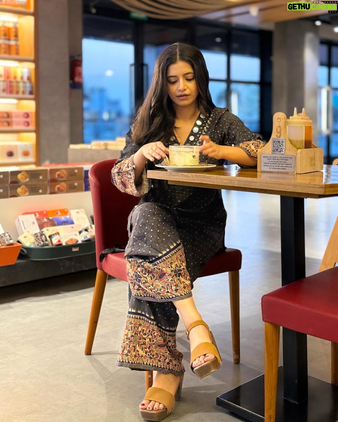 Alisha Parveen - 56.2K Likes - Bakeries, yes we all love🧁🍩
Wearing - @vanika_fashion