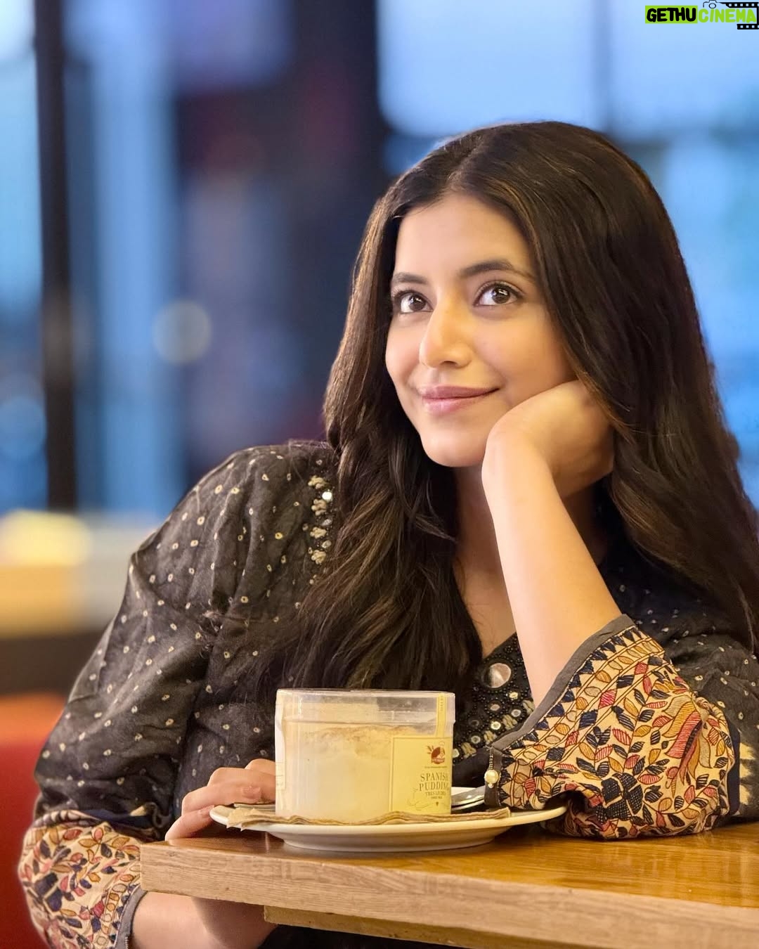Alisha Parveen - 56.2K Likes - Bakeries, yes we all love🧁🍩
Wearing - @vanika_fashion