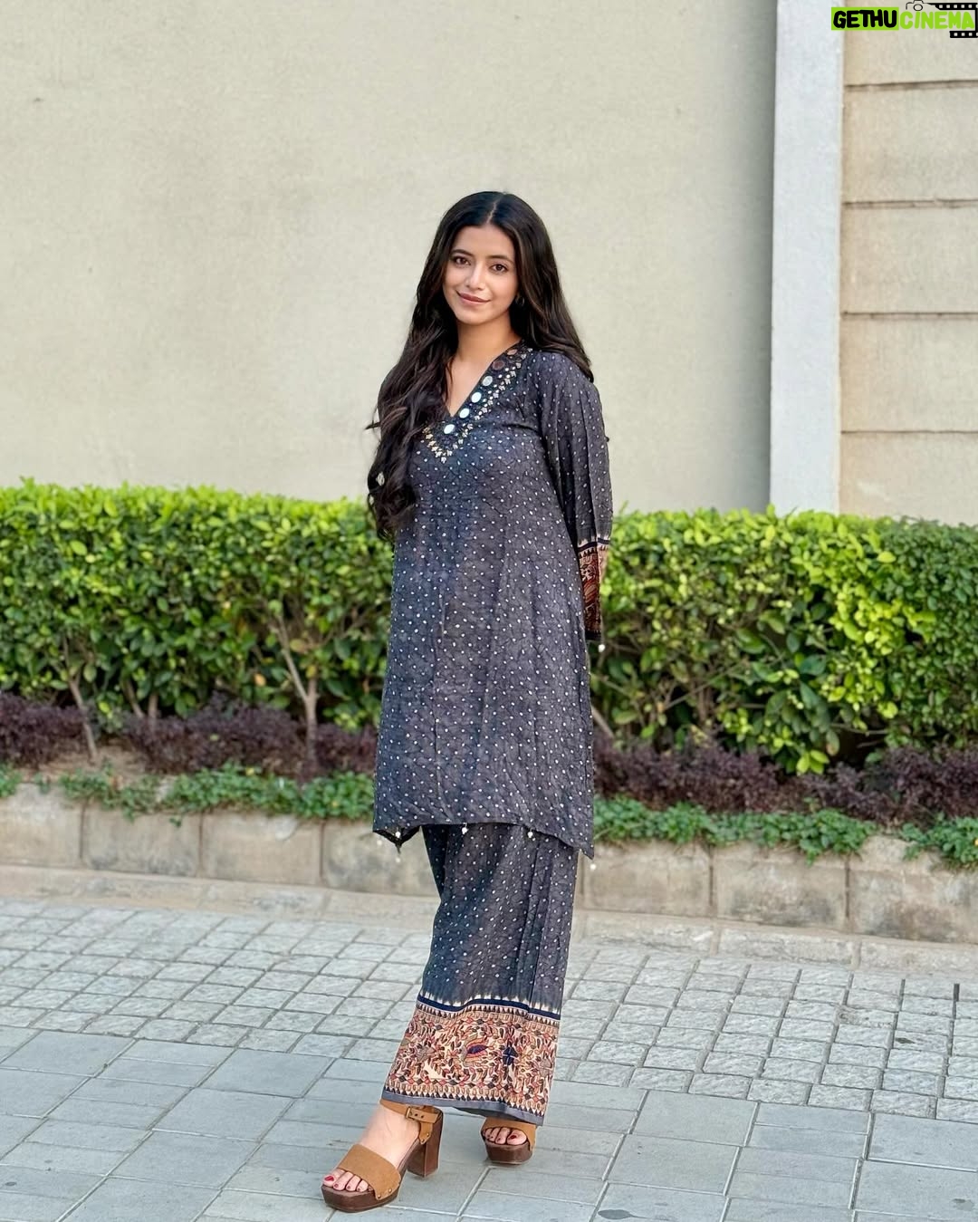 Alisha Parveen - 56.2K Likes - Bakeries, yes we all love🧁🍩
Wearing - @vanika_fashion