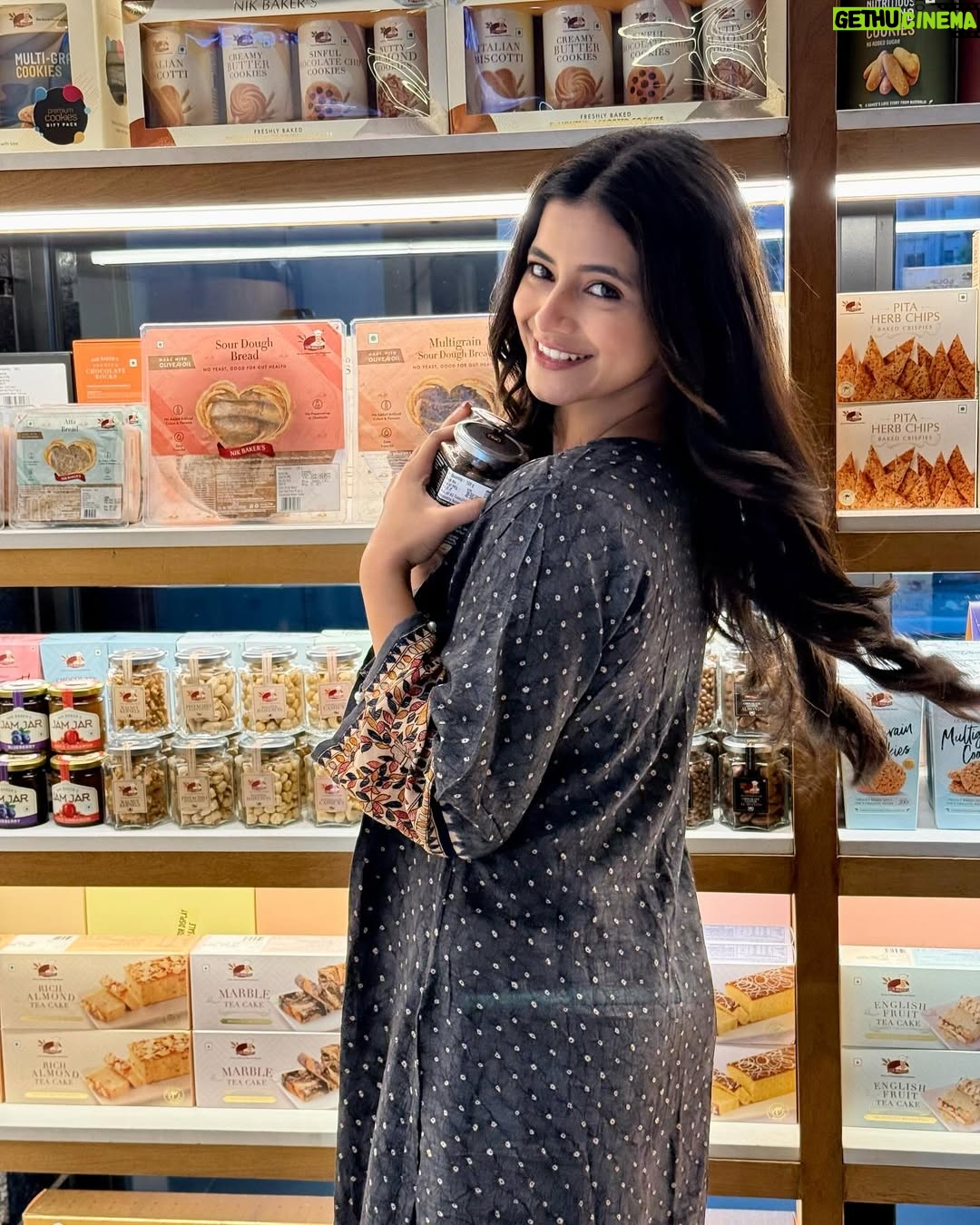 Alisha Parveen - 56.2K Likes - Bakeries, yes we all love🧁🍩
Wearing - @vanika_fashion