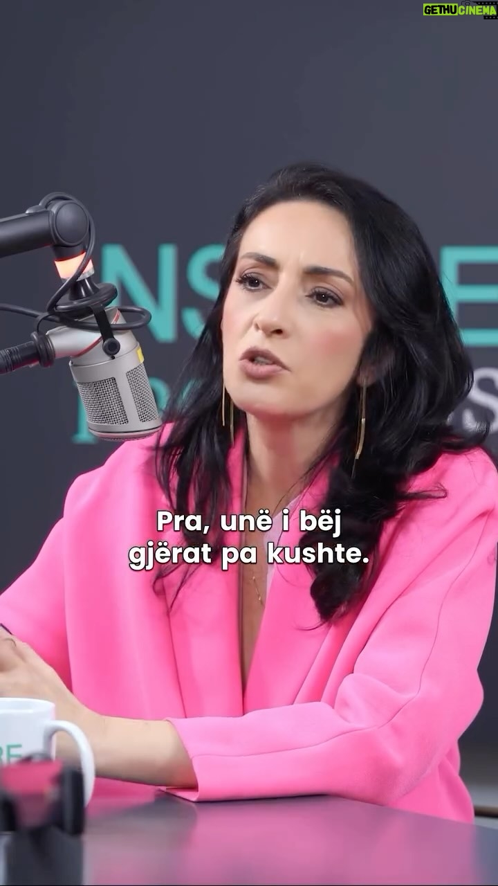Alketa Vejsiu - 1.5K Likes - Po, te dashurosh pa kushte eshte kuptimi i dashurise. Njeriu jep gjithcka kur do dike, pa pritur ne kembim asgje! Ben gjithmone me shume, ai qe ka mundesi me shume.
Por mos meriton shkembim dashuria? Une jap, dashuri, kohe, jete, perkushtim, por e meritoj kete ne kthim?
Meritoj te me duash, per aq kohe sa metaforikisht jam gati deri “ne hene te shkoj per ty”?
Mos ndoshta dashuria e vetme “unconditional”, eshte ajo qe kemi per femijet?
@podclass.alketavejsiu @inidakreuz
