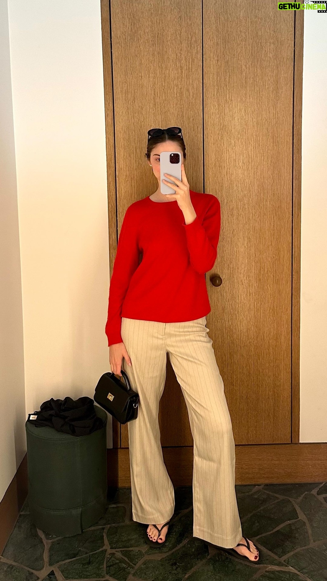 Allie Marie Evans - 97 Likes - Perpetually on the hunt for the perfect jeans
@reformation ♥️