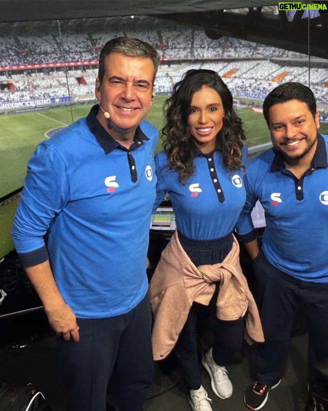 Alline Calandrini - 7.8K Likes - É clichê, mas minha primeira foto foi: Mãe, estou na Globo.
Estou com 2 anos e 3 meses de casa, não é nada perto do 60tão da @tvglobo, mas que alegria estar comemorando com todos os outros colaboradores.
Me realizo a cada trabalho. Que possamos inspirar outras mulheres falando de futebol.
A história é linda. Que venham mais! Parabéns a todos.
#globo60anos #tvglobo #tvglobo60