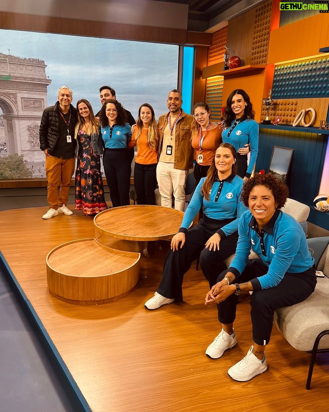Alline Calandrini - 7.8K Likes - É clichê, mas minha primeira foto foi: Mãe, estou na Globo.
Estou com 2 anos e 3 meses de casa, não é nada perto do 60tão da @tvglobo, mas que alegria estar comemorando com todos os outros colaboradores.
Me realizo a cada trabalho. Que possamos inspirar outras mulheres falando de futebol.
A história é linda. Que venham mais! Parabéns a todos.
#globo60anos #tvglobo #tvglobo60