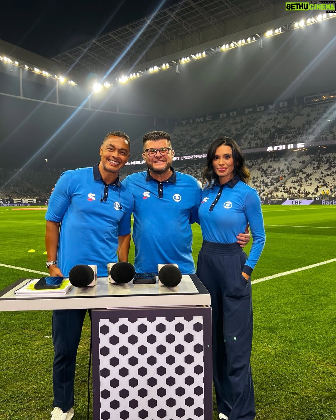 Alline Calandrini - 7.8K Likes - É clichê, mas minha primeira foto foi: Mãe, estou na Globo.
Estou com 2 anos e 3 meses de casa, não é nada perto do 60tão da @tvglobo, mas que alegria estar comemorando com todos os outros colaboradores.
Me realizo a cada trabalho. Que possamos inspirar outras mulheres falando de futebol.
A história é linda. Que venham mais! Parabéns a todos.
#globo60anos #tvglobo #tvglobo60