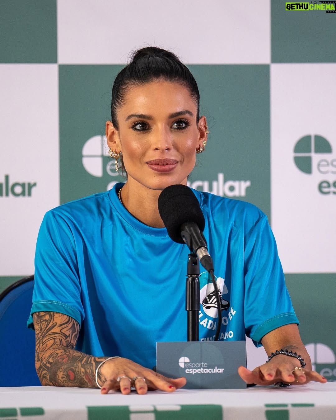 Alline Calandrini - 7.8K Likes - É clichê, mas minha primeira foto foi: Mãe, estou na Globo.
Estou com 2 anos e 3 meses de casa, não é nada perto do 60tão da @tvglobo, mas que alegria estar comemorando com todos os outros colaboradores.
Me realizo a cada trabalho. Que possamos inspirar outras mulheres falando de futebol.
A história é linda. Que venham mais! Parabéns a todos.
#globo60anos #tvglobo #tvglobo60