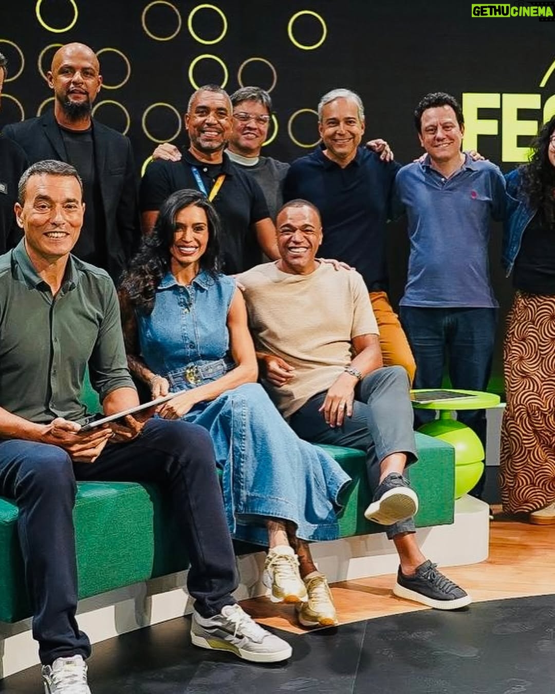 Alline Calandrini - 7.8K Likes - É clichê, mas minha primeira foto foi: Mãe, estou na Globo.
Estou com 2 anos e 3 meses de casa, não é nada perto do 60tão da @tvglobo, mas que alegria estar comemorando com todos os outros colaboradores.
Me realizo a cada trabalho. Que possamos inspirar outras mulheres falando de futebol.
A história é linda. Que venham mais! Parabéns a todos.
#globo60anos #tvglobo #tvglobo60