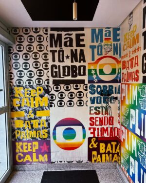 Alline Calandrini Instagram - É clichê, mas minha primeira foto foi: Mãe, estou na Globo. 

Estou com 2 anos e 3 meses de casa, não é nada perto do 60tão da @tvglobo, mas que alegria estar comemorando com todos os outros colaboradores.
Me realizo a cada trabalho. Que  possamos inspirar outras mulheres falando de futebol. 
A história é linda. Que venham mais! Parabéns a todos. 

#globo60anos #tvglobo #tvglobo60