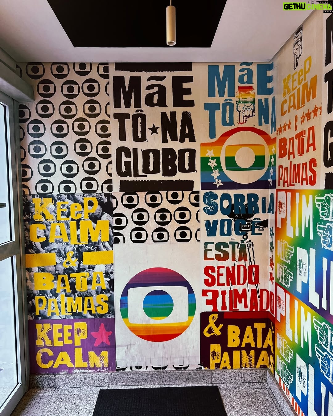 Alline Calandrini - 7.8K Likes - É clichê, mas minha primeira foto foi: Mãe, estou na Globo.
Estou com 2 anos e 3 meses de casa, não é nada perto do 60tão da @tvglobo, mas que alegria estar comemorando com todos os outros colaboradores.
Me realizo a cada trabalho. Que possamos inspirar outras mulheres falando de futebol.
A história é linda. Que venham mais! Parabéns a todos.
#globo60anos #tvglobo #tvglobo60