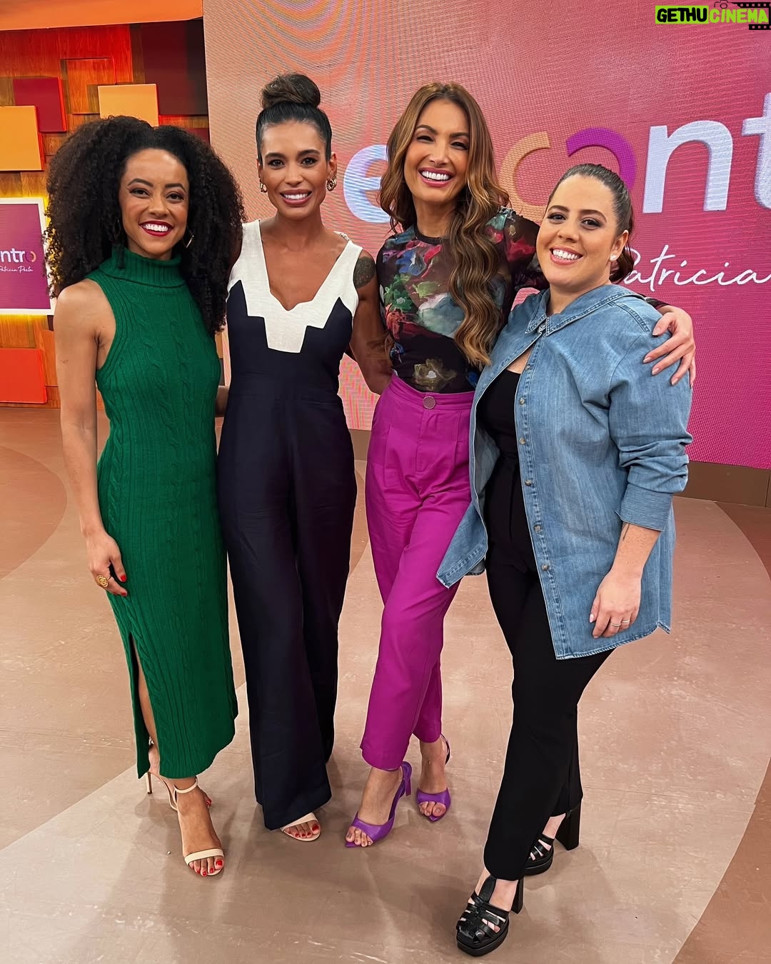 Alline Calandrini - 7.8K Likes - É clichê, mas minha primeira foto foi: Mãe, estou na Globo.
Estou com 2 anos e 3 meses de casa, não é nada perto do 60tão da @tvglobo, mas que alegria estar comemorando com todos os outros colaboradores.
Me realizo a cada trabalho. Que possamos inspirar outras mulheres falando de futebol.
A história é linda. Que venham mais! Parabéns a todos.
#globo60anos #tvglobo #tvglobo60