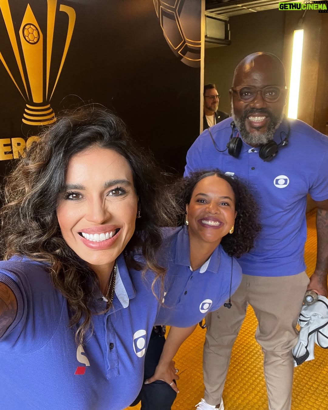 Alline Calandrini - 7.8K Likes - É clichê, mas minha primeira foto foi: Mãe, estou na Globo.
Estou com 2 anos e 3 meses de casa, não é nada perto do 60tão da @tvglobo, mas que alegria estar comemorando com todos os outros colaboradores.
Me realizo a cada trabalho. Que possamos inspirar outras mulheres falando de futebol.
A história é linda. Que venham mais! Parabéns a todos.
#globo60anos #tvglobo #tvglobo60