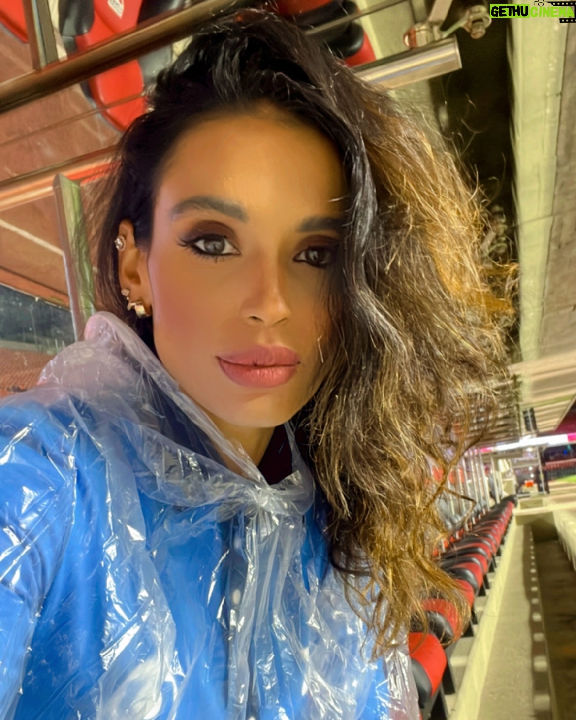 Alline Calandrini - 7.8K Likes - É clichê, mas minha primeira foto foi: Mãe, estou na Globo.
Estou com 2 anos e 3 meses de casa, não é nada perto do 60tão da @tvglobo, mas que alegria estar comemorando com todos os outros colaboradores.
Me realizo a cada trabalho. Que possamos inspirar outras mulheres falando de futebol.
A história é linda. Que venham mais! Parabéns a todos.
#globo60anos #tvglobo #tvglobo60