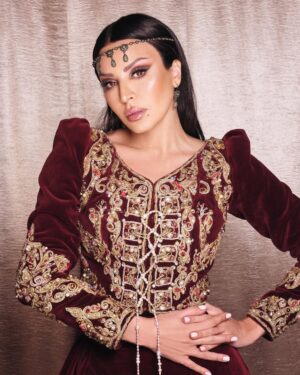 Amal Bouchoucha Instagram - وعلى سبيل الفخر: أنا جزائرية 🇩🇿
@coletteiskandar @michelzeytoun @jonymatta @houitacreation @micheletcolette @georgess_saliba 

#اللباس_التقليدي_الجزائري #الكاراكو  #خيط_الروح #الحلي_الجزائري_التقليدي  #البس_جزائري_في_العيد
 #الجزائر_القارة #تحيا_الجزائر 
#الجزائر #algerie #algeria