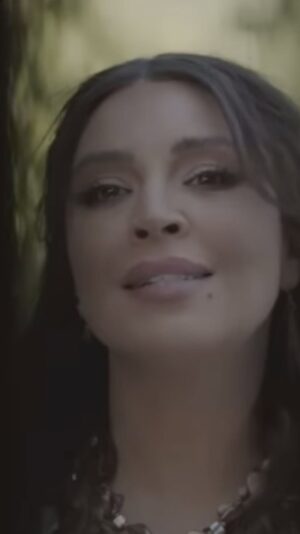 Amal Bouchoucha Instagram - قلو للقط إنه قمنا بالواجب وبيضنالو وجو الأسود.. زلغطووووو 🙂‍↔️
#زمرد #السبع #أمل_بوشوشة #رمضان