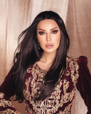 Amal Bouchoucha Instagram - وعلى سبيل الفخر: أنا جزائرية 🇩🇿
@coletteiskandar @michelzeytoun @jonymatta @houitacreation @micheletcolette @georgess_saliba 

#اللباس_التقليدي_الجزائري #الكاراكو  #خيط_الروح #الحلي_الجزائري_التقليدي  #البس_جزائري_في_العيد
 #الجزائر_القارة #تحيا_الجزائر 
#الجزائر #algerie #algeria