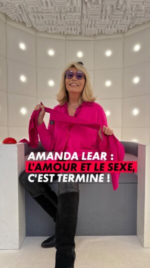 Amanda Lear Instagram - « L’amour, le sexe, j’ai fermé la boutique ! Le prochain mec qui me verra à poil, c’est le médecin légiste ! »
Merci @amanda.lear d’être toujours aussi drôle 🩷
