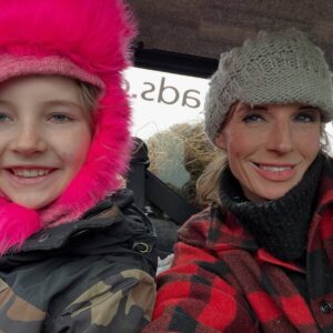 Amanda Owen Instagram - A busy, chaotic and disorderly day on the farm.
🐑 🐎 🐶 🐄 🐶 🐑 🐓 🐏🐑🐏🐑🐄🐂🐎🐑🐂🐐🐐🐐🐏🐄🐑🫏🐎🪿🐶🐶🐶👭👭👭
What else could it ever be ? 😊 
A perfect Mothers Day for an imperfect mother. 💃🏼 🧑‍🌾 
#yorkshire #shepherdess #farm #mothersday #mother #children #family #nevergiveup #keepgoing