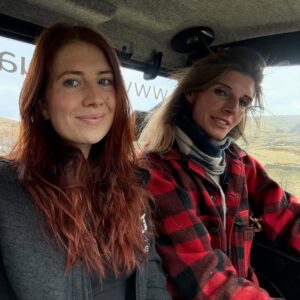 Amanda Owen Instagram - A busy, chaotic and disorderly day on the farm.
🐑 🐎 🐶 🐄 🐶 🐑 🐓 🐏🐑🐏🐑🐄🐂🐎🐑🐂🐐🐐🐐🐏🐄🐑🫏🐎🪿🐶🐶🐶👭👭👭
What else could it ever be ? 😊 
A perfect Mothers Day for an imperfect mother. 💃🏼 🧑‍🌾 
#yorkshire #shepherdess #farm #mothersday #mother #children #family #nevergiveup #keepgoing