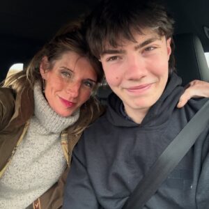 Amanda Owen Instagram - A busy, chaotic and disorderly day on the farm.
🐑 🐎 🐶 🐄 🐶 🐑 🐓 🐏🐑🐏🐑🐄🐂🐎🐑🐂🐐🐐🐐🐏🐄🐑🫏🐎🪿🐶🐶🐶👭👭👭
What else could it ever be ? 😊 
A perfect Mothers Day for an imperfect mother. 💃🏼 🧑‍🌾 
#yorkshire #shepherdess #farm #mothersday #mother #children #family #nevergiveup #keepgoing
