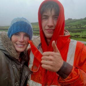 Amanda Owen Instagram - A busy, chaotic and disorderly day on the farm.
🐑 🐎 🐶 🐄 🐶 🐑 🐓 🐏🐑🐏🐑🐄🐂🐎🐑🐂🐐🐐🐐🐏🐄🐑🫏🐎🪿🐶🐶🐶👭👭👭
What else could it ever be ? 😊 
A perfect Mothers Day for an imperfect mother. 💃🏼 🧑‍🌾 
#yorkshire #shepherdess #farm #mothersday #mother #children #family #nevergiveup #keepgoing