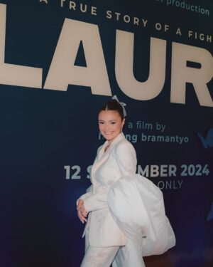 Amanda Rawles Instagram - The Gala Premiere for LAURA was truly unforgettable 💫

I am beyond grateful to everyone who helped bring this film to life. Never before have I felt so deeply connected to a character. Playing Laura was not just an acting experience, it was a profound life lesson, reminding me that the stories we tell reflect something far greater.

Laura has touched me in ways words can’t fully express, and I hope she inspires you just as deeply. This film carries a message of love, warmth, and compassion, never intended to provoke hatred.

I’d like to extend my deepest gratitude to Laura’s family, whose strength and support made this journey possible! @edlngretairen @ameilia.anna 

Semoga film ini bisa sedikit mengobati rasa rindu kalian kepada Laura 🦋🤍🌈✨ 

#12September2024