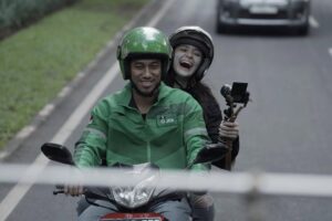 Amanda Rawles Instagram - Satu kata yang mewakili perasaan kalian saat nonton film Laura? ✨🦋