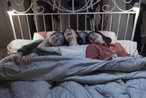 Amanda Rawles Instagram - Satu kata yang mewakili perasaan kalian saat nonton film Laura? ✨🦋