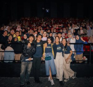 Amanda Rawles Instagram - Terimakasih buat yang sudah ikut meramaikan setiap kota! Kemana lagi ya? 🙌🏻
.
.
#FilmLaura #SedangTayang