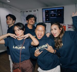 Amanda Rawles Instagram - Terimakasih buat yang sudah ikut meramaikan setiap kota! Kemana lagi ya? 🙌🏻
.
.
#FilmLaura #SedangTayang