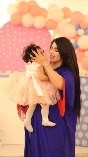 Amani Alaa Instagram - أبنتي وحيدتي ،،، لكِ في قلبي أربع مقامات ، طفلتي وصديقتي وحبيبتي ثم الحياة أنتِ 🎂🎈🎊👧🏻 اكملت توتة عامها الاول👧🏻