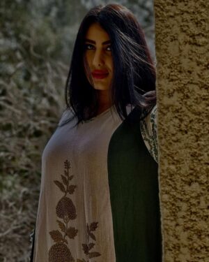 Amani Alaa Instagram - وراح انهي العلاقه ورَيت ما بادي 
وهاي اول خسارة اربحها بعنادي .

مو لو انتوا شتكولون؟

#اماني_علاء #نجوم_الدار_البيضاء #نجوم #فنانات #فن #فنون #فندي #لويس_فيتون #نايك #اديداس #ماركات #بربري_لويس_فيتون_بلقري_دلسي_جابانا