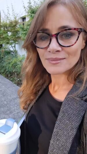 Amaya Forch Instagram - Hoy partieron mis clases de canto. Ayyyyy que me gusta enseñar. Me hace feliz. Hace 15 años que soy profe de canto y siempre siempre me maravilla acompañar a mis alumnos a descubrir y sacar sus voces. He creado un método propio, el método Forch le llamo. Aquí vamos. 🎶🫶❤️