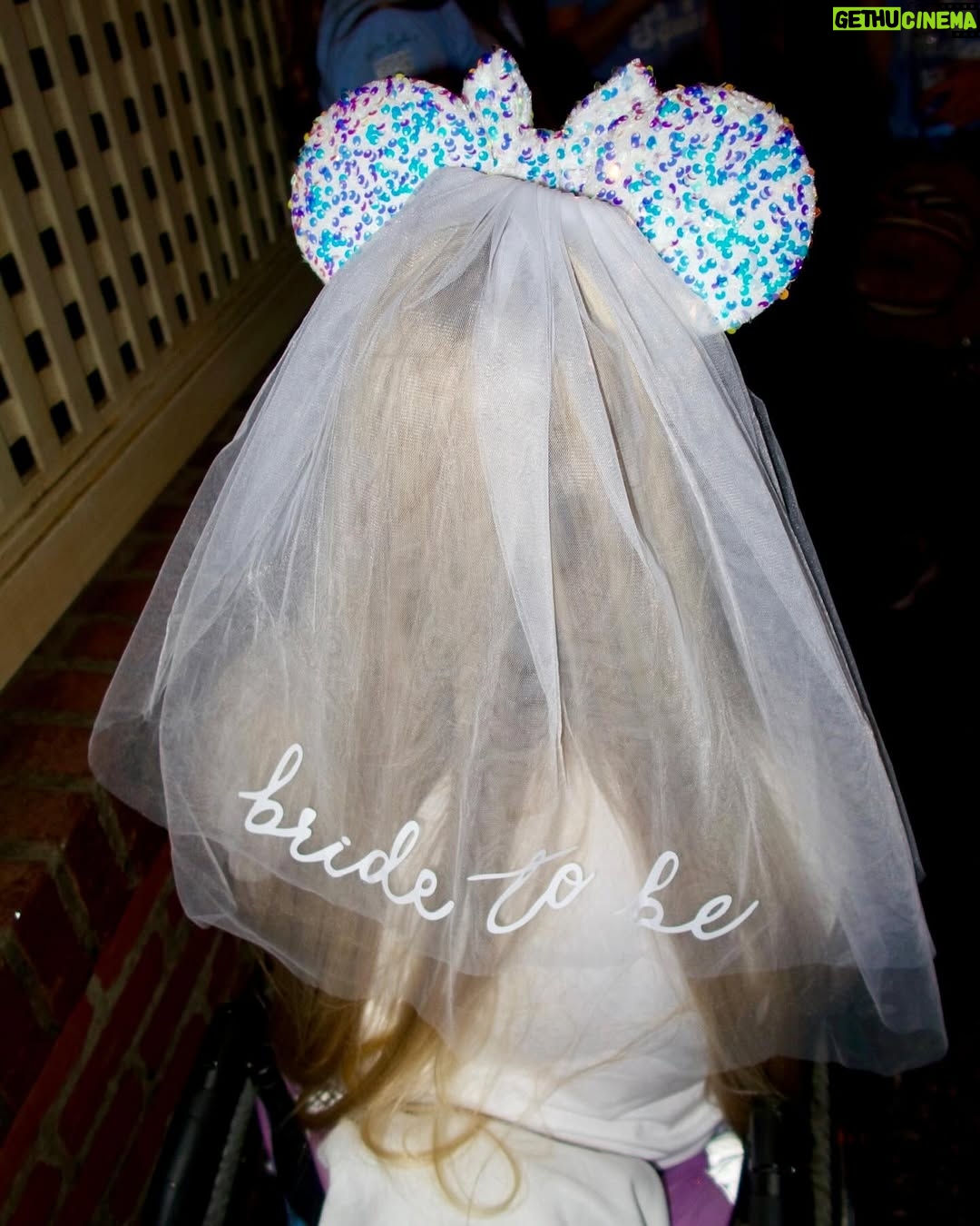 Amberley Snyder - 17.6K Likes - 💍 Bride to Be with the best girls I could ask for!! 💕
#amberleysnyder #walkriderodeo #fairytalewedding #2025bride #disneybride