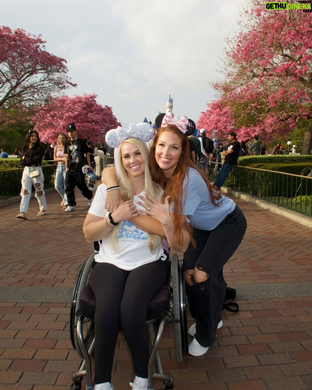 Amberley Snyder - 17.6K Likes - 💍 Bride to Be with the best girls I could ask for!! 💕
#amberleysnyder #walkriderodeo #fairytalewedding #2025bride #disneybride