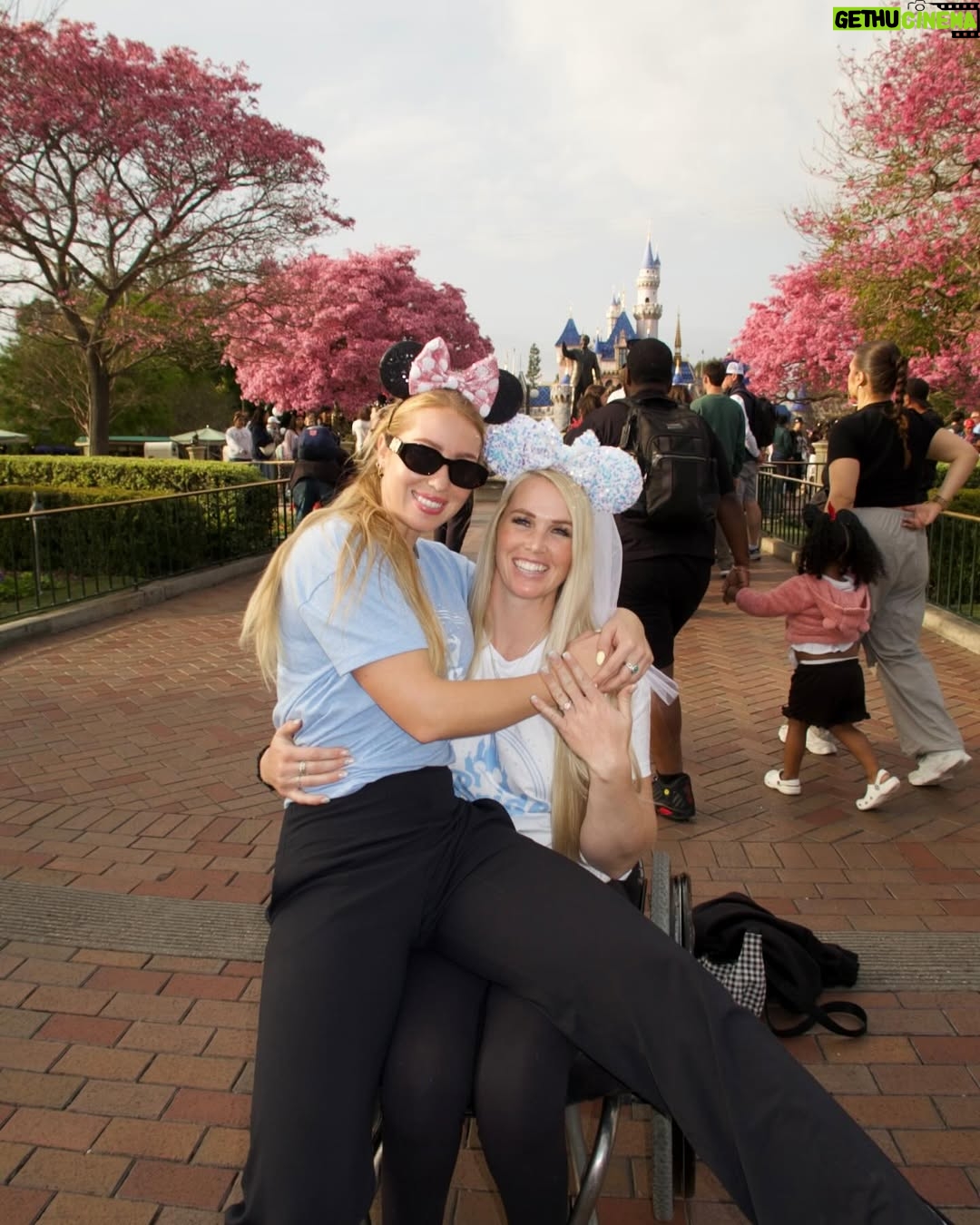 Amberley Snyder - 17.6K Likes - 💍 Bride to Be with the best girls I could ask for!! 💕
#amberleysnyder #walkriderodeo #fairytalewedding #2025bride #disneybride
