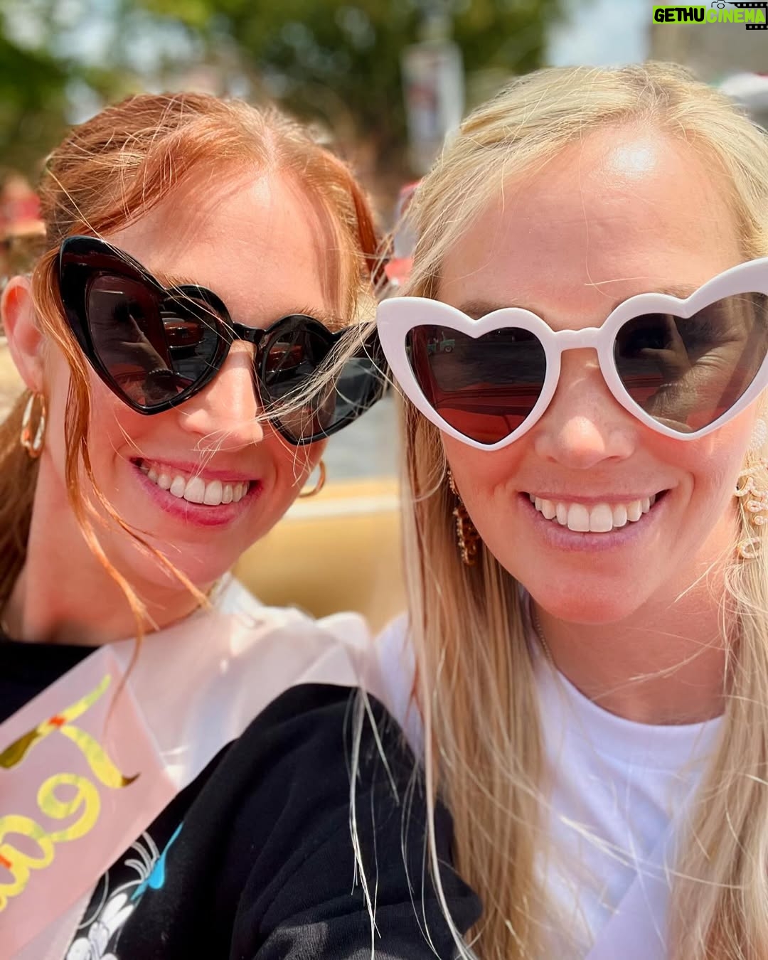 Amberley Snyder - 17.6K Likes - 💍 Bride to Be with the best girls I could ask for!! 💕
#amberleysnyder #walkriderodeo #fairytalewedding #2025bride #disneybride