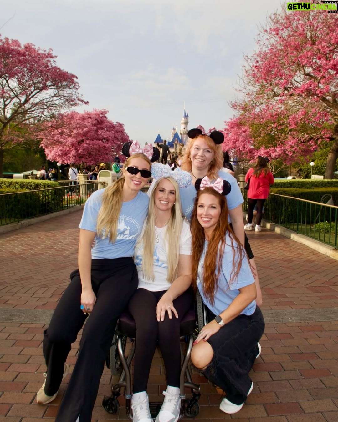 Amberley Snyder - 17.6K Likes - 💍 Bride to Be with the best girls I could ask for!! 💕
#amberleysnyder #walkriderodeo #fairytalewedding #2025bride #disneybride