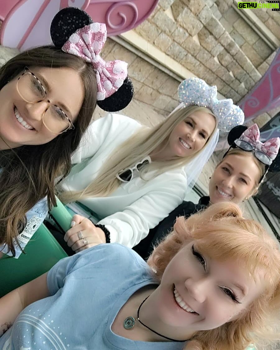 Amberley Snyder - 17.6K Likes - 💍 Bride to Be with the best girls I could ask for!! 💕
#amberleysnyder #walkriderodeo #fairytalewedding #2025bride #disneybride