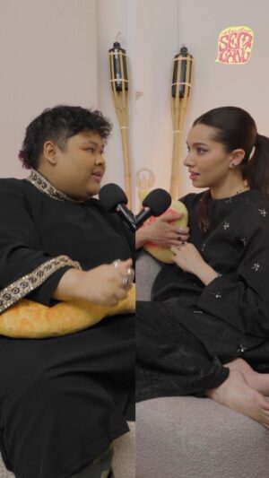 Amelia Henderson Instagram - rupanya @cikb_havoc66 memang naturally suka main jual² since kecik lagi, korang pun mesti ada yg macam ni kan? kalau nak tau macam mana perjalanan Cik B since childhood kita layan sama² 10pm japgi kat @youtube @spotify or @applepodcasts k!

#jomsembang #studiosembang