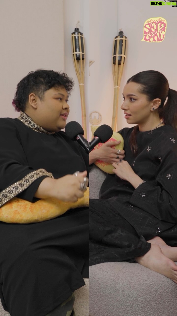 Amelia Henderson - 0.9K Likes - rupanya @cikb_havoc66 memang naturally suka main jual² since kecik lagi, korang pun mesti ada yg macam ni kan? kalau nak tau macam mana perjalanan Cik B since childhood kita layan sama² 10pm japgi kat @youtube @spotify or @applepodcasts k!
#jomsembang #studiosembang