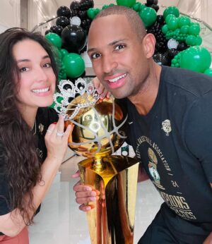Amelia Vega Instagram - ¡Una increíble coincidencia y un logro sin igual! 🏆🌟 Entre tantas emociones, no había asimilado completamente lo especial que es ser los primeros en nuestras respectivas áreas. Primer campeón Dominicano de la NBA y la primera Miss Universo Dominicana. ¡Qué orgullo poder representar a nuestro bello país juntos! 🇩🇴🙌🏼