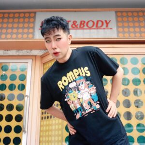 Ami Oonuki Instagram - 藤井隆さん、お誕生日おめでとうございます‼️わたしのおもらししそうなくらいの爆笑のそばには、いつも貴方がいます☺️ 貴方のおかげでロイヤルホストに行く頻度が増しました！これからも末永く仲良くしてください！
#藤井隆さん #slendarierecord #happybirthday #載せれない写真もあるけど #節目節目で楽しい時間をいただいてます #1枚目はご自分で加工なさったお写真 #他所の現場の堂島くんに宛てたaikoのお花を抱えて華やかなのでこれにしました #2枚目はROMPUSのモデルをやっていただいた時のお写真にわたしがぬいぐるみメイク施させていただきました #3枚目もモデルさん #4枚目はPUFFYと共演いただいた番組にてマイクを添えてパチリ📸 #5枚目はてるきんこと後藤輝基さんのライブにてアクスタを気取ってみました #ソフトフォーカス #6枚目は水谷千重子先生の舞台に御崎進先生がご出演なさる時に応援グッズとして作ったTシャツ #7枚目は確か火鍋をお召し上がりになってお鍋の蒸気でオードリーヘプバーン爆誕致しました #ポンパドール #8枚目はアプリが壁にしか反応しなかった時の模様です #9枚目は拝借したお写真ですが大好きなお二人の最高の一枚です #HOTHOTGIRLS