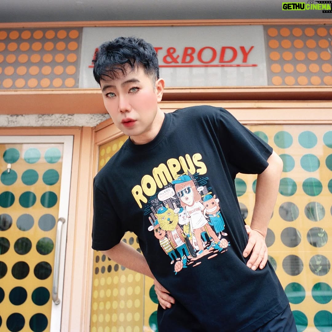 Ami Oonuki - 40.9K Likes - 藤井隆さん、お誕生日おめでとうございます‼️わたしのおもらししそうなくらいの爆笑のそばには、いつも貴方がいます☺️ 貴方のおかげでロイヤルホストに行く頻度が増しました!これからも末永く仲良くしてください!
#藤井隆さん #slendarierecord #happybirthday #載せれない写真もあるけど #節目節目で楽しい時間をいただいてます #1枚目はご自分で加工なさったお写真 #他所の現場の堂島くんに宛てたaikoのお花を抱えて華やかなのでこれにしました #2枚目はROMPUSのモデルをやっていただいた時のお写真にわたしがぬいぐるみメイク施させていただきました #3枚目もモデルさん #4枚目はPUFFYと共演いただいた番組にてマイクを添えてパチリ📸 #5枚目はてるきんこと後藤輝基さんのライブにてアクスタを気取ってみました #ソフトフォーカス #6枚目は水谷千重子先生の舞台に御崎進先生がご出演なさる時に応援グッズとして作ったTシャツ #7枚目は確か火鍋をお召し上がりになってお鍋の蒸気でオードリーヘプバーン爆誕致しました #ポンパドール #8枚目はアプリが壁にしか反応しなかった時の模様です #9枚目は拝借したお写真ですが大好きなお二人の最高の一枚です #HOTHOTGIRLS