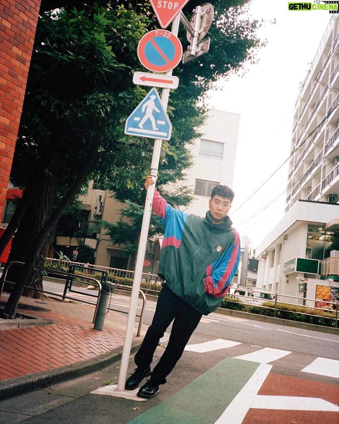 Ami Oonuki - 40.9K Likes - 藤井隆さん、お誕生日おめでとうございます‼️わたしのおもらししそうなくらいの爆笑のそばには、いつも貴方がいます☺️ 貴方のおかげでロイヤルホストに行く頻度が増しました!これからも末永く仲良くしてください!
#藤井隆さん #slendarierecord #happybirthday #載せれない写真もあるけど #節目節目で楽しい時間をいただいてます #1枚目はご自分で加工なさったお写真 #他所の現場の堂島くんに宛てたaikoのお花を抱えて華やかなのでこれにしました #2枚目はROMPUSのモデルをやっていただいた時のお写真にわたしがぬいぐるみメイク施させていただきました #3枚目もモデルさん #4枚目はPUFFYと共演いただいた番組にてマイクを添えてパチリ📸 #5枚目はてるきんこと後藤輝基さんのライブにてアクスタを気取ってみました #ソフトフォーカス #6枚目は水谷千重子先生の舞台に御崎進先生がご出演なさる時に応援グッズとして作ったTシャツ #7枚目は確か火鍋をお召し上がりになってお鍋の蒸気でオードリーヘプバーン爆誕致しました #ポンパドール #8枚目はアプリが壁にしか反応しなかった時の模様です #9枚目は拝借したお写真ですが大好きなお二人の最高の一枚です #HOTHOTGIRLS