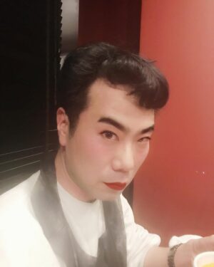 Ami Oonuki Instagram - 藤井隆さん、お誕生日おめでとうございます‼️わたしのおもらししそうなくらいの爆笑のそばには、いつも貴方がいます☺️ 貴方のおかげでロイヤルホストに行く頻度が増しました！これからも末永く仲良くしてください！
#藤井隆さん #slendarierecord #happybirthday #載せれない写真もあるけど #節目節目で楽しい時間をいただいてます #1枚目はご自分で加工なさったお写真 #他所の現場の堂島くんに宛てたaikoのお花を抱えて華やかなのでこれにしました #2枚目はROMPUSのモデルをやっていただいた時のお写真にわたしがぬいぐるみメイク施させていただきました #3枚目もモデルさん #4枚目はPUFFYと共演いただいた番組にてマイクを添えてパチリ📸 #5枚目はてるきんこと後藤輝基さんのライブにてアクスタを気取ってみました #ソフトフォーカス #6枚目は水谷千重子先生の舞台に御崎進先生がご出演なさる時に応援グッズとして作ったTシャツ #7枚目は確か火鍋をお召し上がりになってお鍋の蒸気でオードリーヘプバーン爆誕致しました #ポンパドール #8枚目はアプリが壁にしか反応しなかった時の模様です #9枚目は拝借したお写真ですが大好きなお二人の最高の一枚です #HOTHOTGIRLS