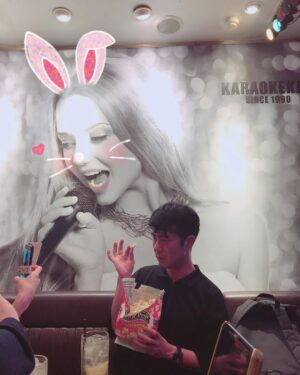 Ami Oonuki Instagram - 藤井隆さん、お誕生日おめでとうございます‼️わたしのおもらししそうなくらいの爆笑のそばには、いつも貴方がいます☺️ 貴方のおかげでロイヤルホストに行く頻度が増しました！これからも末永く仲良くしてください！
#藤井隆さん #slendarierecord #happybirthday #載せれない写真もあるけど #節目節目で楽しい時間をいただいてます #1枚目はご自分で加工なさったお写真 #他所の現場の堂島くんに宛てたaikoのお花を抱えて華やかなのでこれにしました #2枚目はROMPUSのモデルをやっていただいた時のお写真にわたしがぬいぐるみメイク施させていただきました #3枚目もモデルさん #4枚目はPUFFYと共演いただいた番組にてマイクを添えてパチリ📸 #5枚目はてるきんこと後藤輝基さんのライブにてアクスタを気取ってみました #ソフトフォーカス #6枚目は水谷千重子先生の舞台に御崎進先生がご出演なさる時に応援グッズとして作ったTシャツ #7枚目は確か火鍋をお召し上がりになってお鍋の蒸気でオードリーヘプバーン爆誕致しました #ポンパドール #8枚目はアプリが壁にしか反応しなかった時の模様です #9枚目は拝借したお写真ですが大好きなお二人の最高の一枚です #HOTHOTGIRLS