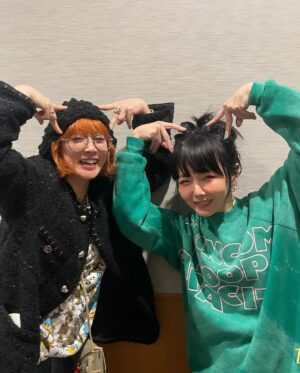 Ami Oonuki Instagram - ちゃっかり行ってたaikoのライブ❣️　相変わらずの体力と声量…と思うけど、相変わらずって思わせるにはものすごい努力と気力が必要なんだよな☺️ aikoのライブ観ると、明日から…いや家帰ったらがんばろ！って思う何かがあるよな🤓　楽しかったしめっちゃ笑った！活力〜‼️
#puffy #puffyamiyumi #aiko #aikoも妖怪だよね #変わらないどころか進化してる気がする #背も若干伸びたような… #いや伸びてないか #あいことあみこ #2人合わせて3メートル強  #aikoにも変なピースさせた #そしてグッズの可愛いふわふわポーチ #aikoはいつでも優しい #誰にでも可愛い #すごく愛おしい #そんなふうに思わせてくれる #そんなaikoで #聴いてください #シネマ
