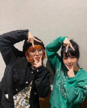 Ami Oonuki Instagram - ちゃっかり行ってたaikoのライブ❣️　相変わらずの体力と声量…と思うけど、相変わらずって思わせるにはものすごい努力と気力が必要なんだよな☺️ aikoのライブ観ると、明日から…いや家帰ったらがんばろ！って思う何かがあるよな🤓　楽しかったしめっちゃ笑った！活力〜‼️
#puffy #puffyamiyumi #aiko #aikoも妖怪だよね #変わらないどころか進化してる気がする #背も若干伸びたような… #いや伸びてないか #あいことあみこ #2人合わせて3メートル強  #aikoにも変なピースさせた #そしてグッズの可愛いふわふわポーチ #aikoはいつでも優しい #誰にでも可愛い #すごく愛おしい #そんなふうに思わせてくれる #そんなaikoで #聴いてください #シネマ