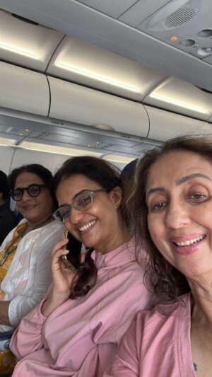 Amruta Subhash Instagram - पहिला दौरा !! इंदोर!! Yay ❤️❤️❤️ भुर्र्र्र्रररररररर!!!💃💃💃💃💃 #asenmenasenme  #असेनमीनसेनमी  lndore tour💃💃💃💃