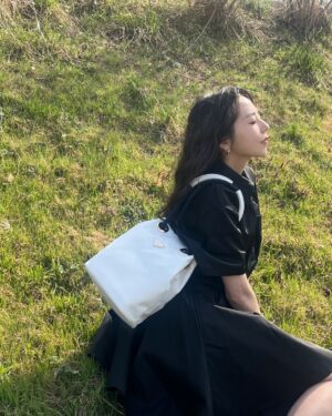 An So-hee Instagram - 전 세계에서 수집된 섬유 폐기물과 플라스틱 폐기물을 재활용한 프라다의 리나일론백💙🤍 Celebrating the new @prada Re-Nylon Bag👜 #PradaReNylon #adv